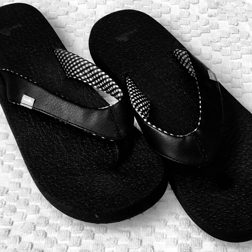 Sanuk yoga flip flops